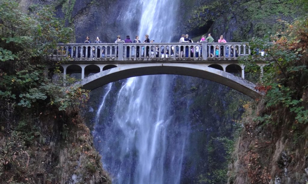This image has an empty alt attribute; its file name is cropped-Multnomah_Falls_with_Visitors_-_Near_Portland_-_Oregon_-_USA_-_02-2-1024x613.jpg